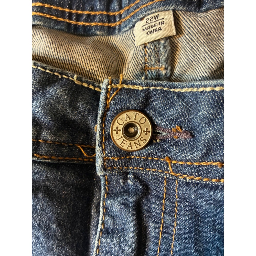 Cato Women's Distressed Cropped Capri Jeans Sz 22W Blue Stretch Denim Plus Size - Picture 2 of 6